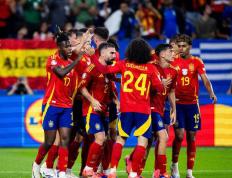 西班牙足球队的华丽蜕变：从传控到速度与逼抢的转变