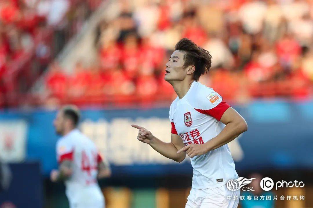 超战报丨上海海港1-1山东泰山 北京国安2-3成都蓉城