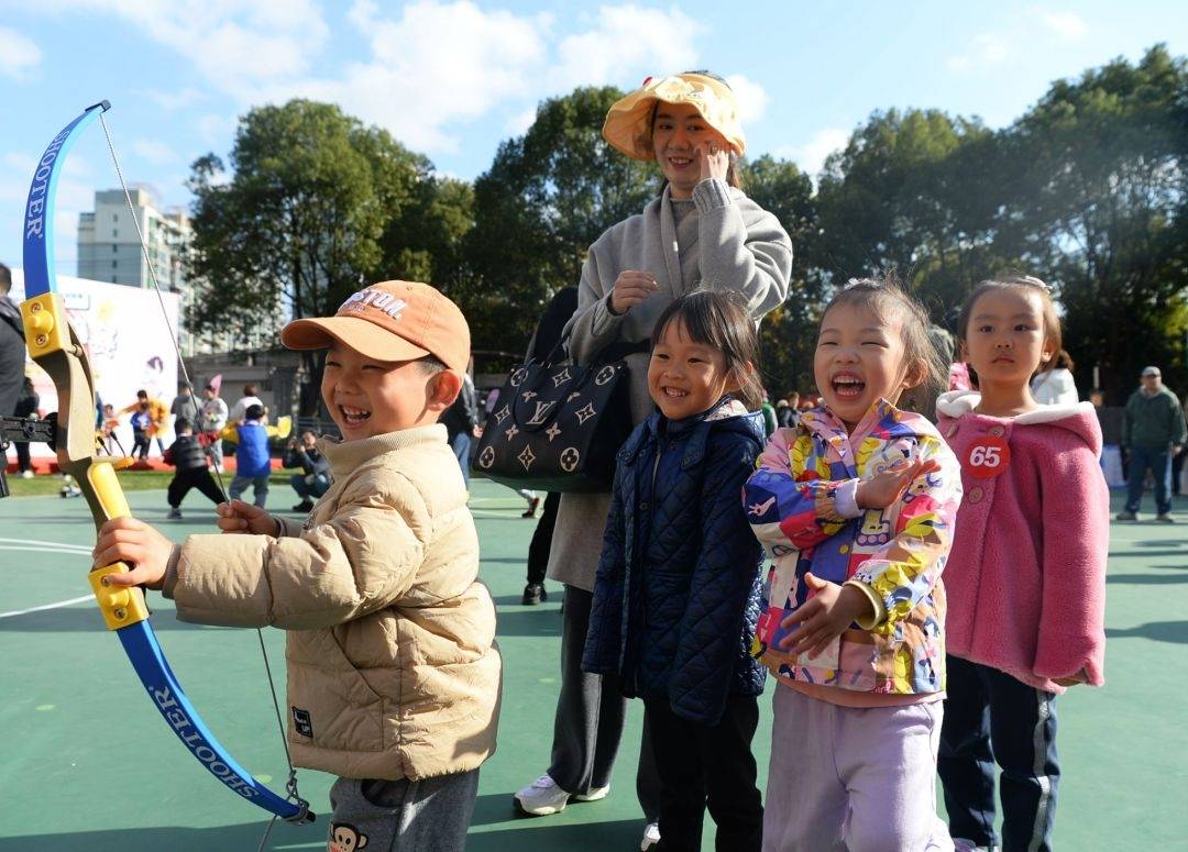 超有趣！萌娃牵手家长！静安“大宁杯”家庭亲子运动会举行