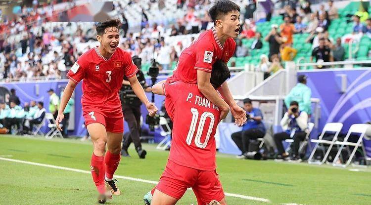 亚洲杯4-2！日本逆转首胜！越南连轰2球掀青春风暴！国足真踢不过