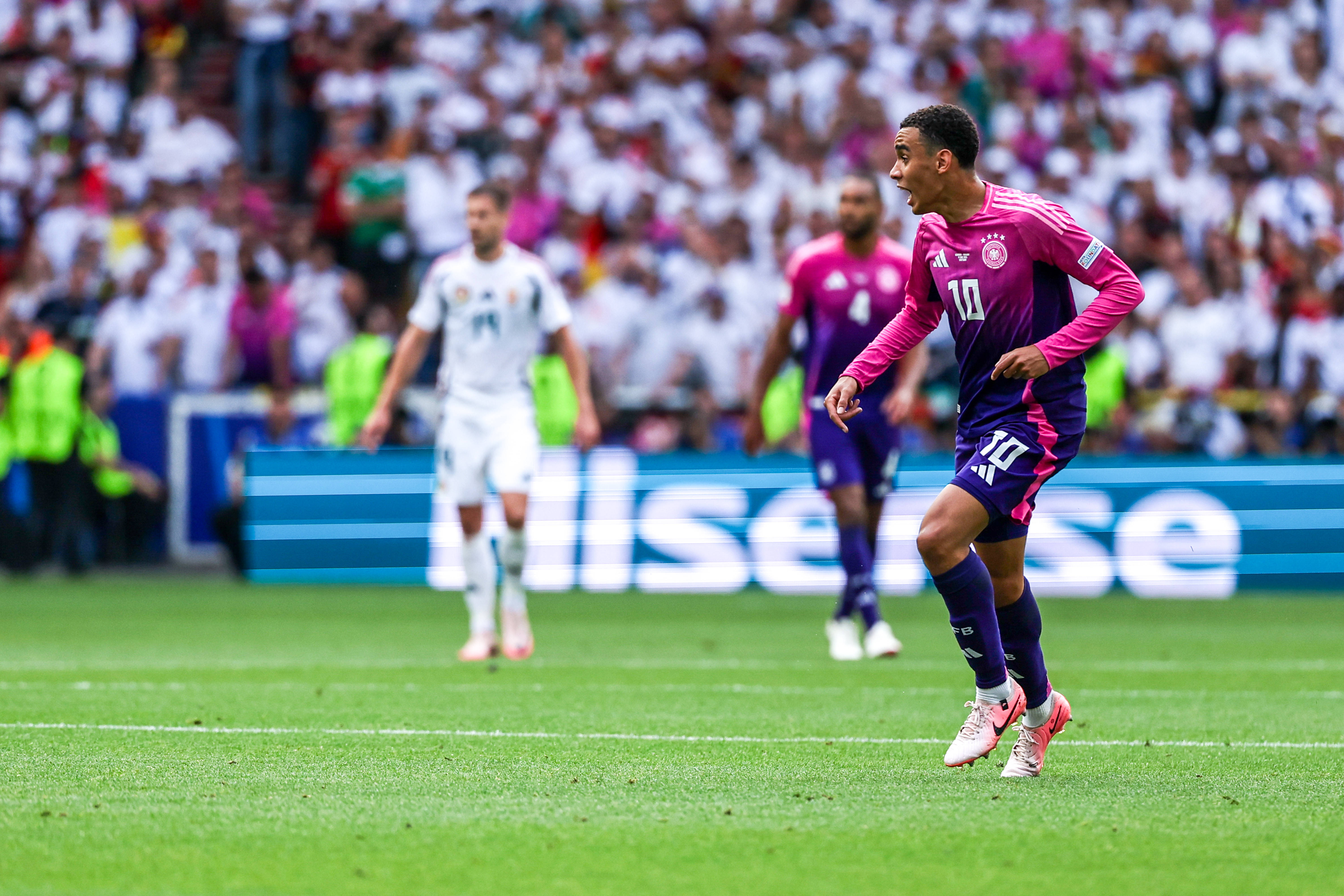 大争议！2-0！欧洲杯3冠王出线：改写8年耻辱纪录，54000人见证