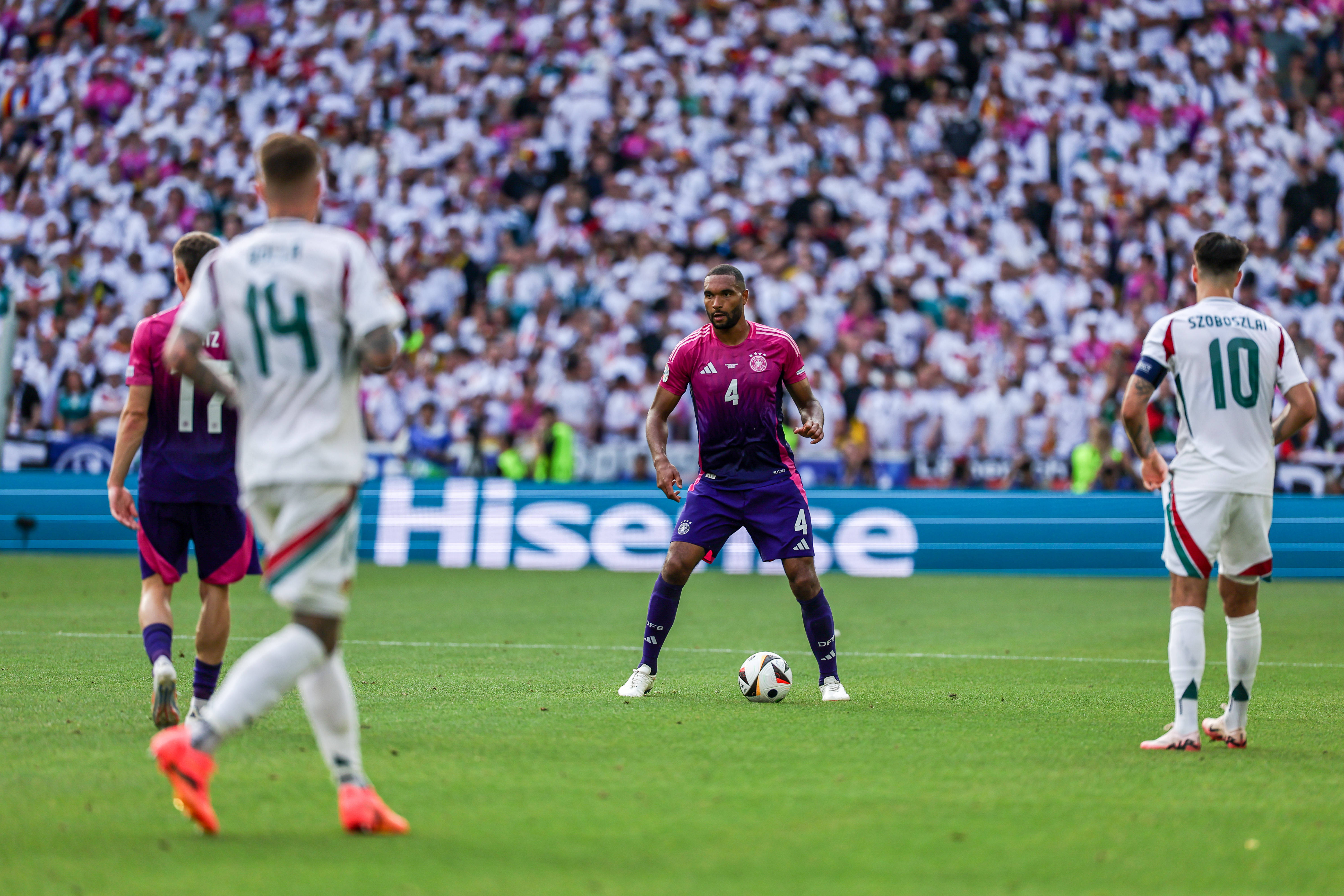 大争议！2-0！欧洲杯3冠王出线：改写8年耻辱纪录，54000人见证